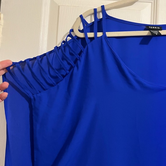 Deep blue top with shoulder slits. Chiffon type material - Picture 3 of 6